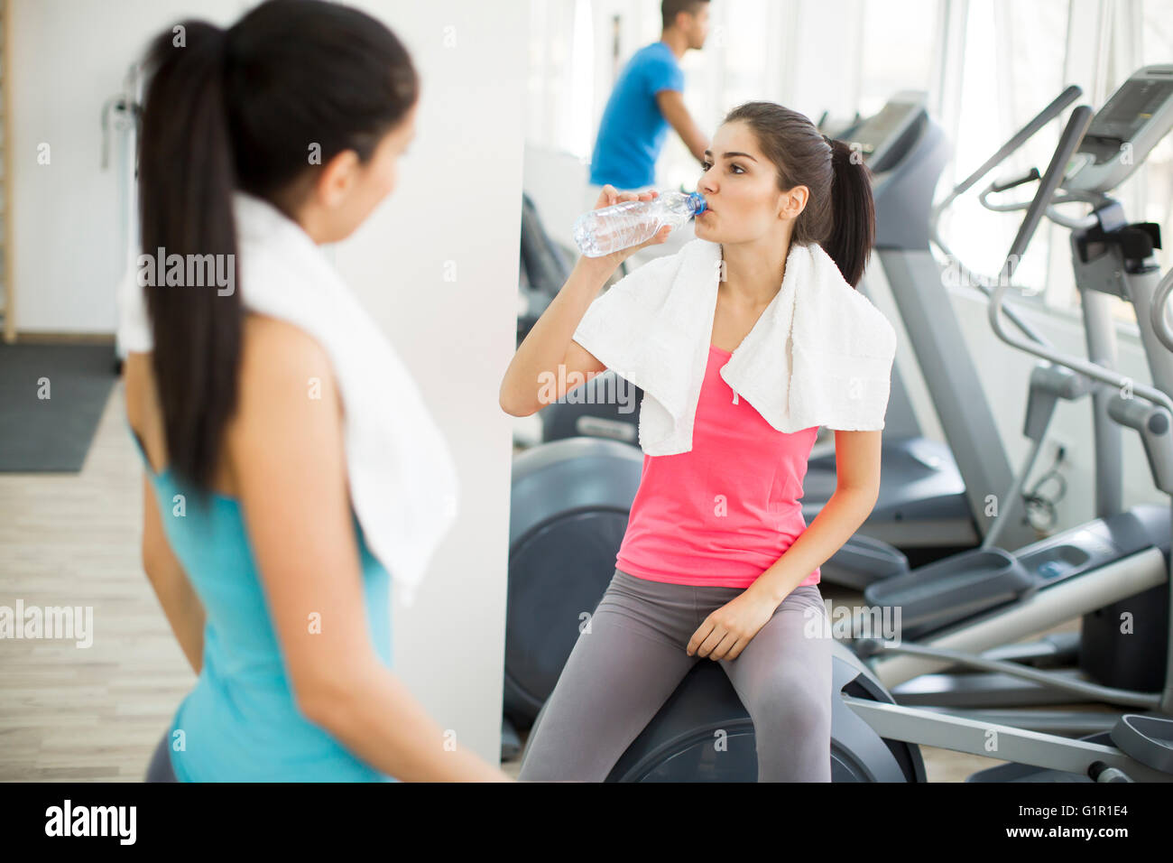 Due giovani donne in appoggio in palestra Foto Stock