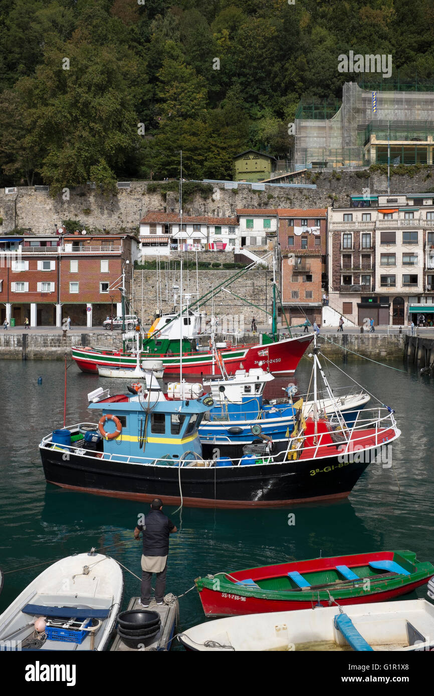 Barche da pesca tradizionali nel porto di San Sebastian Foto Stock