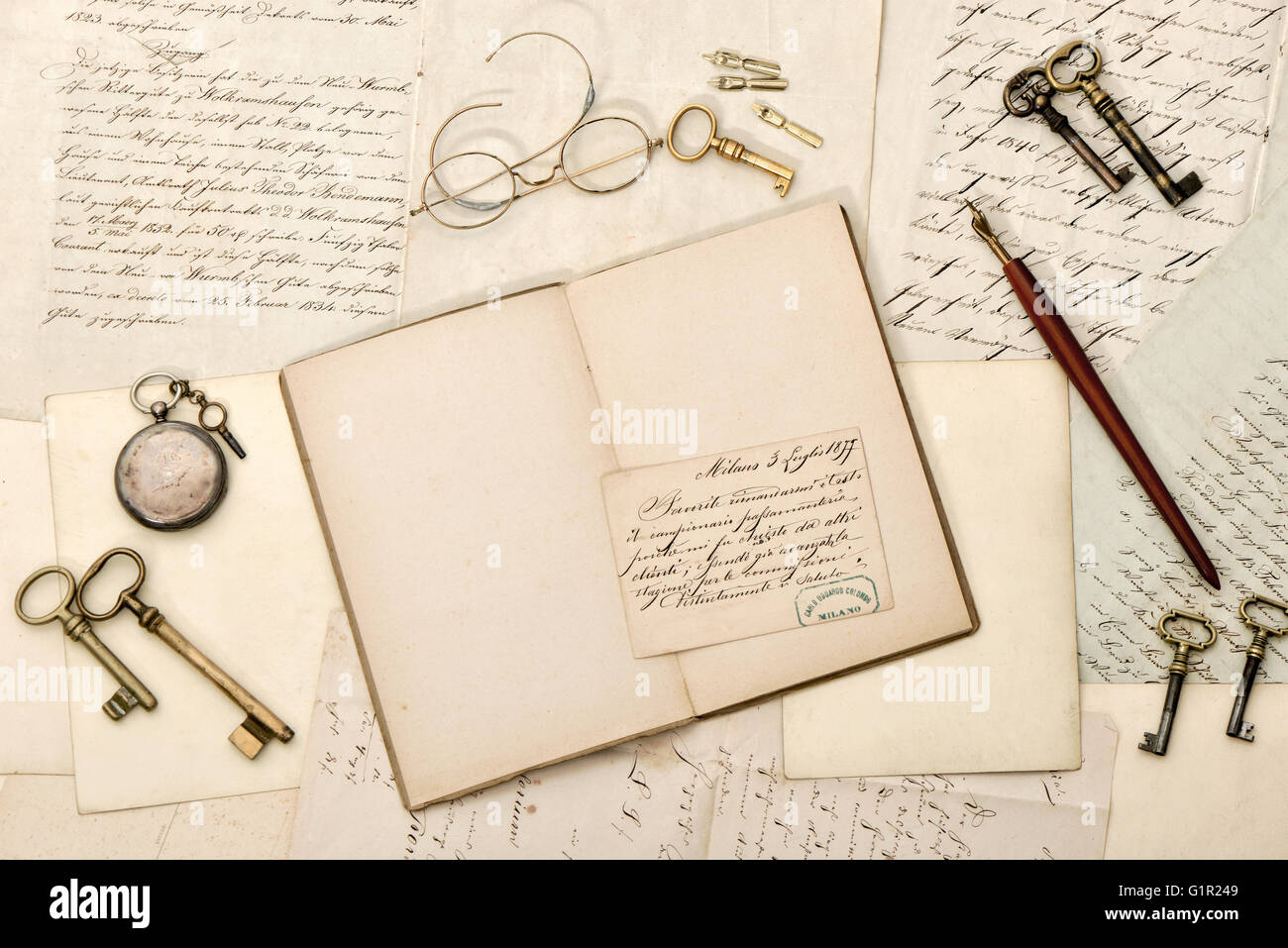Libro Aperto, vecchio lettere, antichi accessori. Nostalgica in stile vintage background Foto Stock