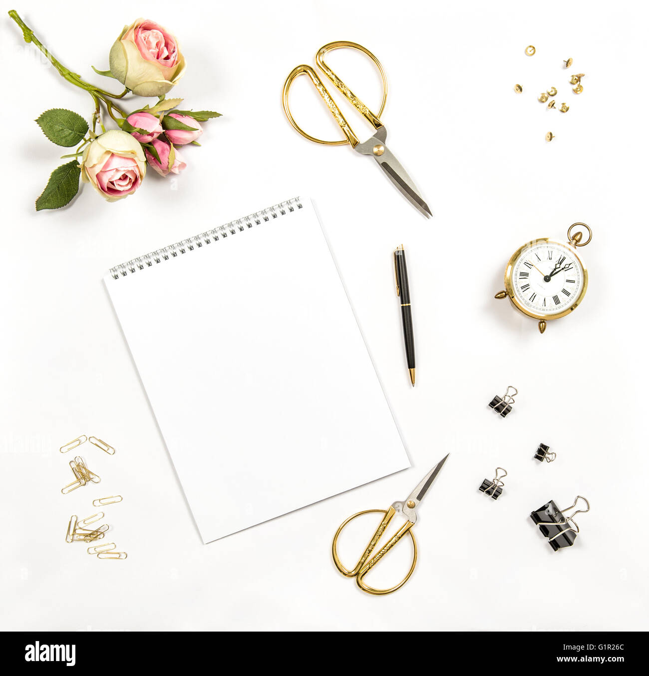 Luogo di lavoro artistico. Carta, fiori, gli strumenti di office e accessori. Piatto, laici vista superiore Foto Stock