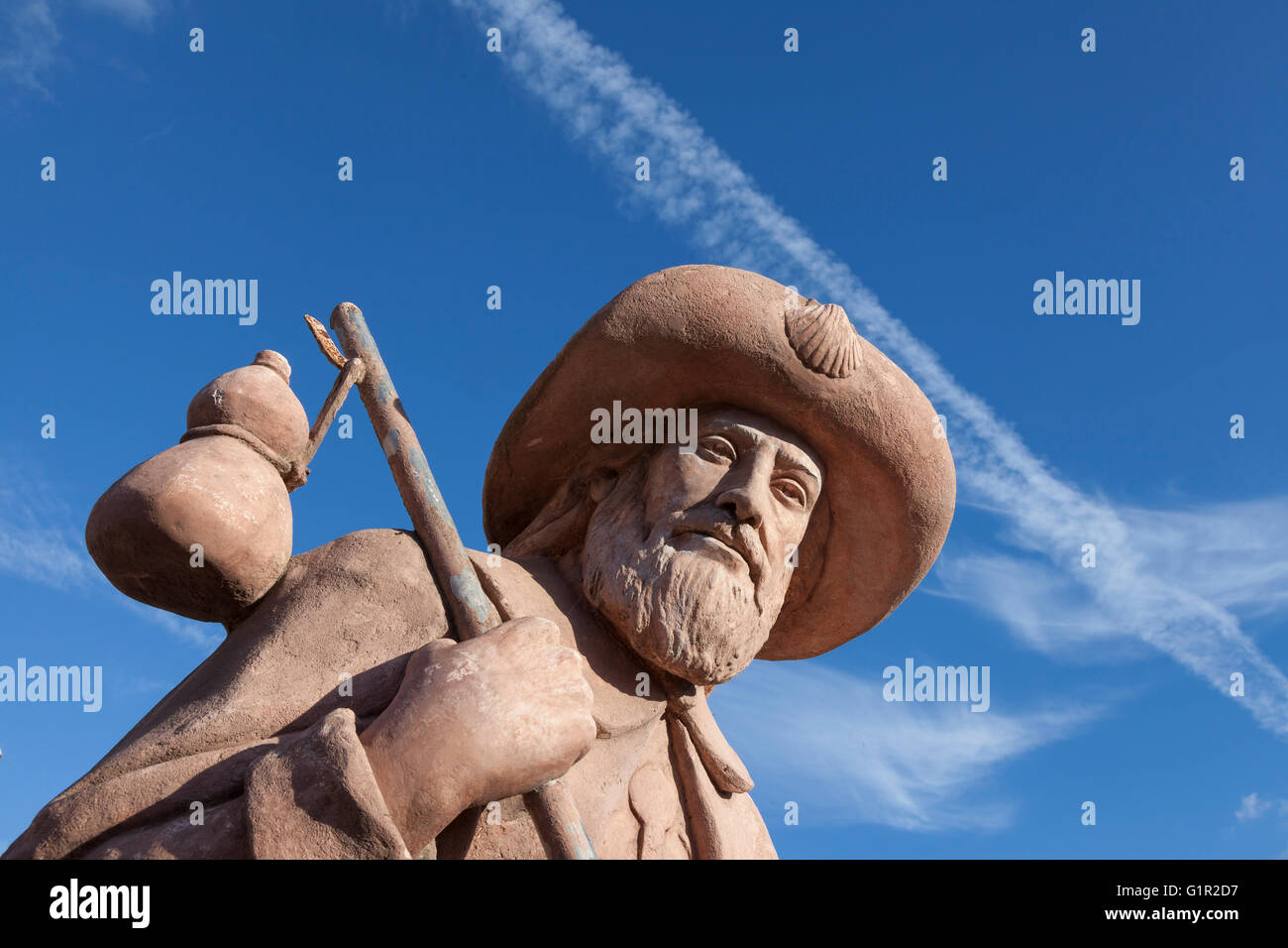 Villar de Mazarife, Spagna: scultura di San Giacomo il grande come Santiago peregrino presso la chiesa parrocchiale di Villar de Mazarife. Foto Stock