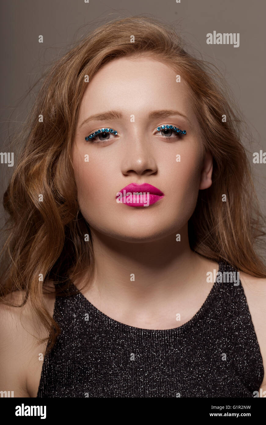Ritratto di una giovane donna in studio con glittery trucco Foto Stock
