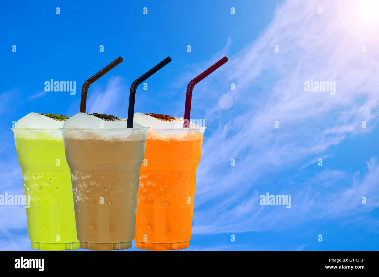 Molti bevanda ghiacciata sul cielo blu sullo sfondo Foto Stock