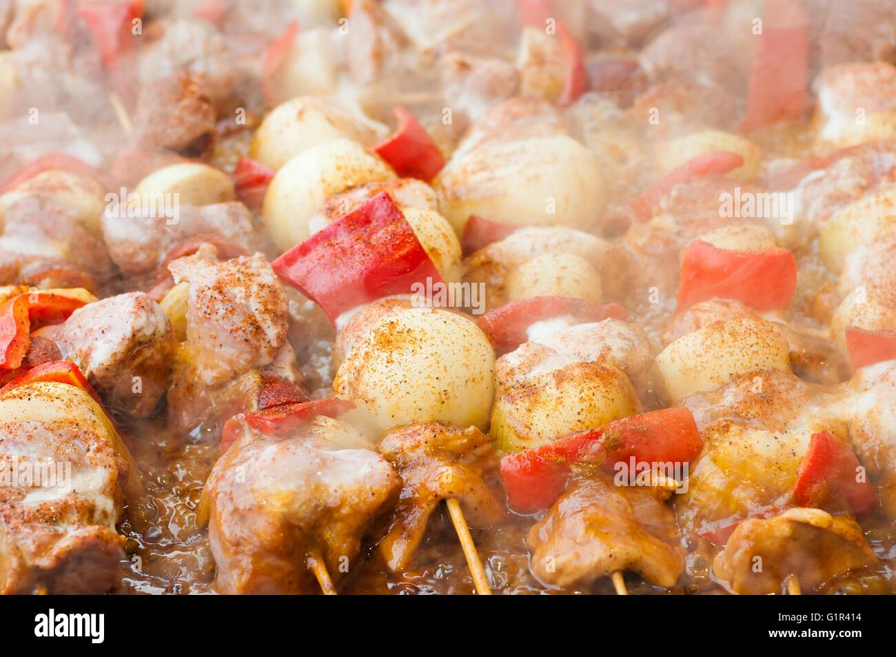 Barbecue shish kebab con carne, peperoni rossi, pomodori e zucchine Foto Stock