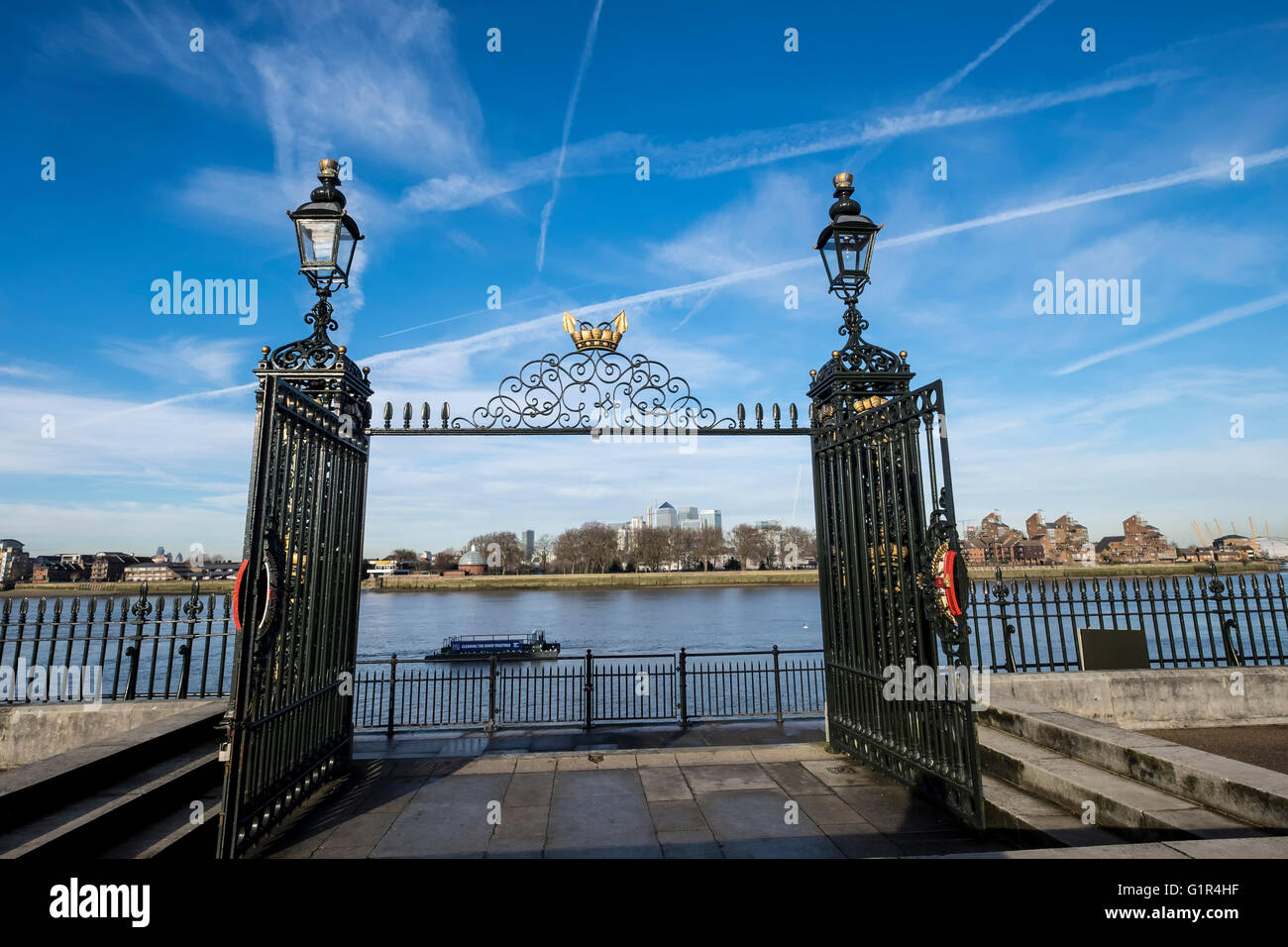 Guardando attraverso le porte di Old Royal Naval College attraverso il Fiume Tamigi a Canary Wharf Foto Stock