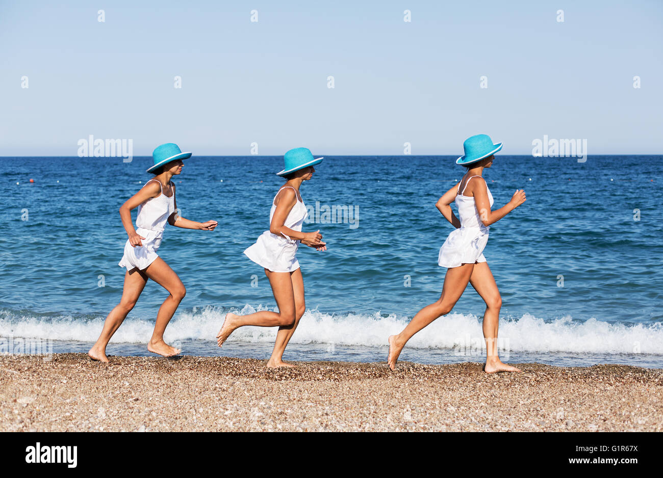 Donna in corsa sulla spiaggia. Esposizione multipla shot. Foto Stock