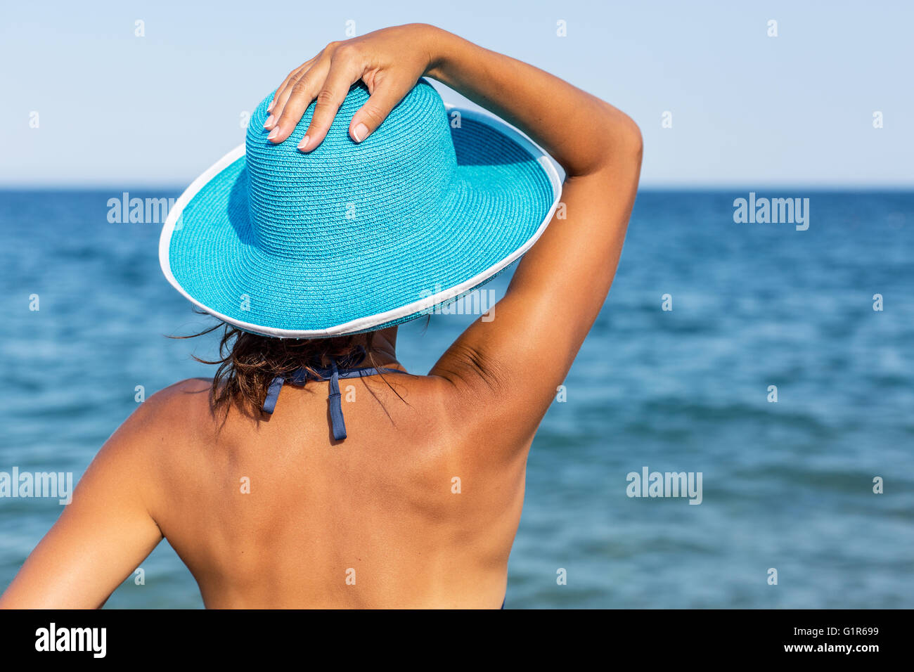 Donna godendo caldo giorno d'estate al mare. Foto Stock