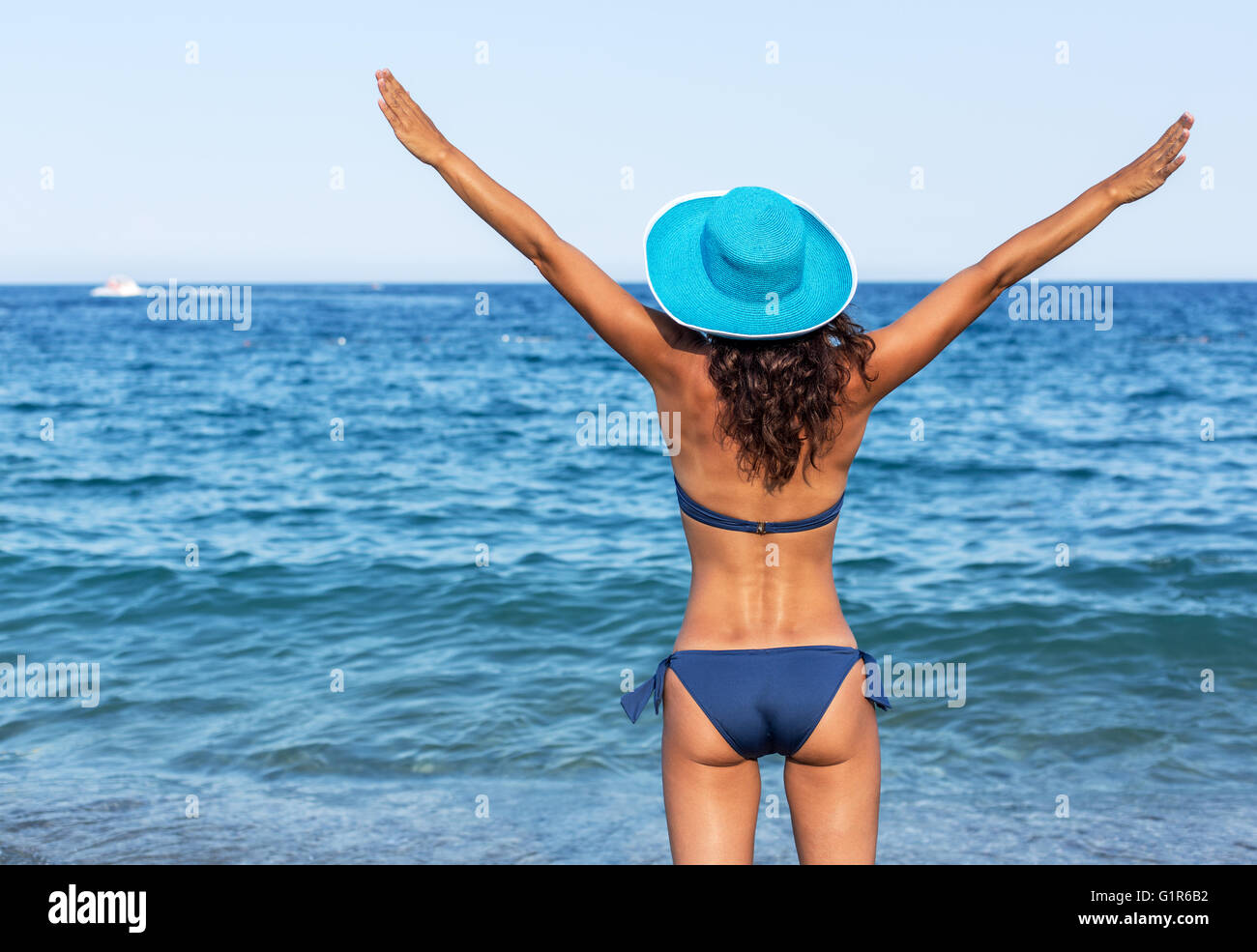 Donna godendo caldo giorno d'estate al mare. Foto Stock