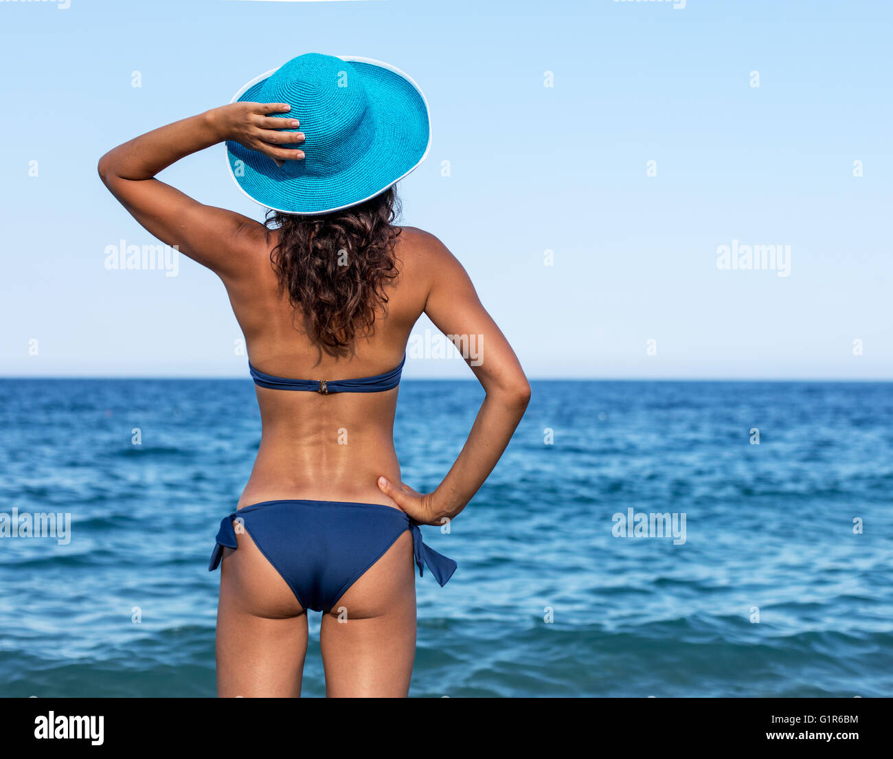 Donna godendo caldo giorno d'estate al mare. Foto Stock