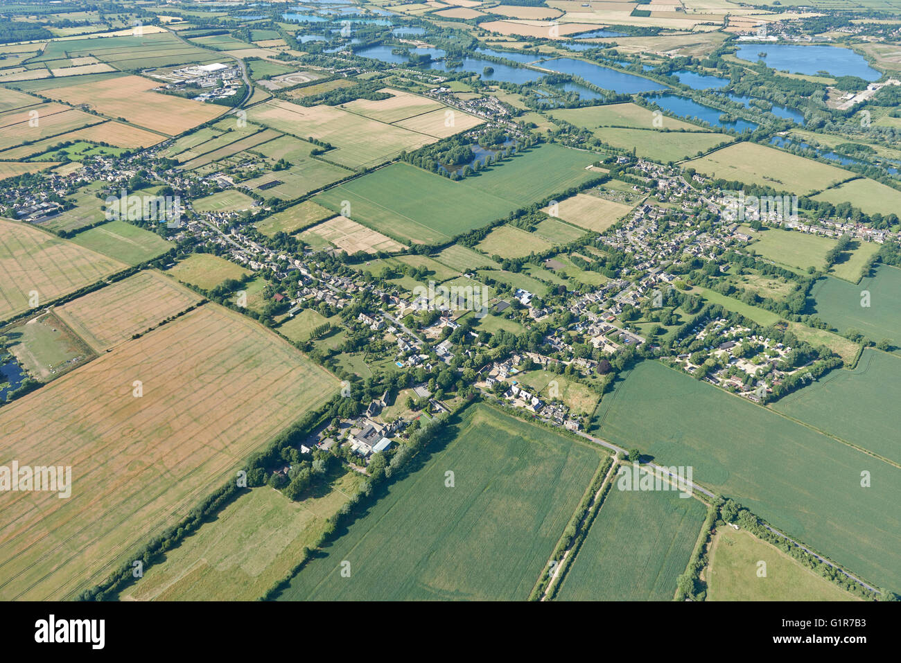 Una veduta aerea del Oxfordshire village di Standlake e la campagna circostante Foto Stock