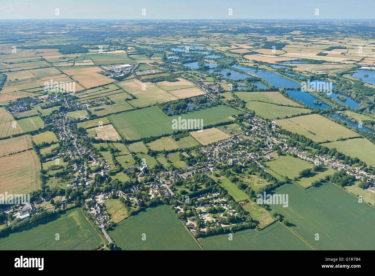 Una veduta aerea del Oxfordshire village di Standlake e la campagna circostante Foto Stock