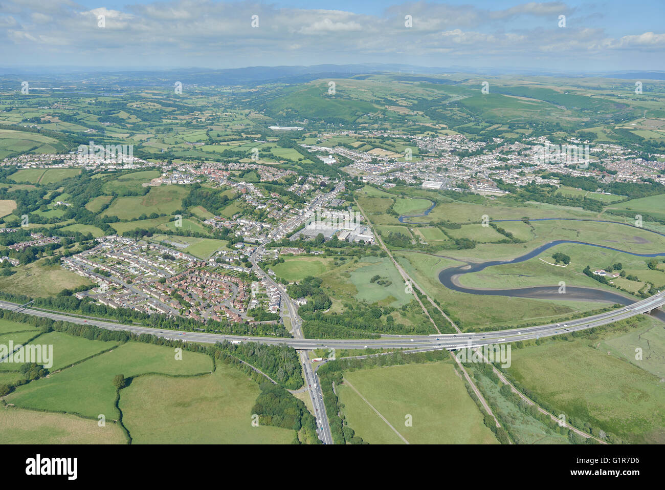 Un ampia vista aerea che mostra tutta la cittadina gallese di Pontarddulais Foto Stock