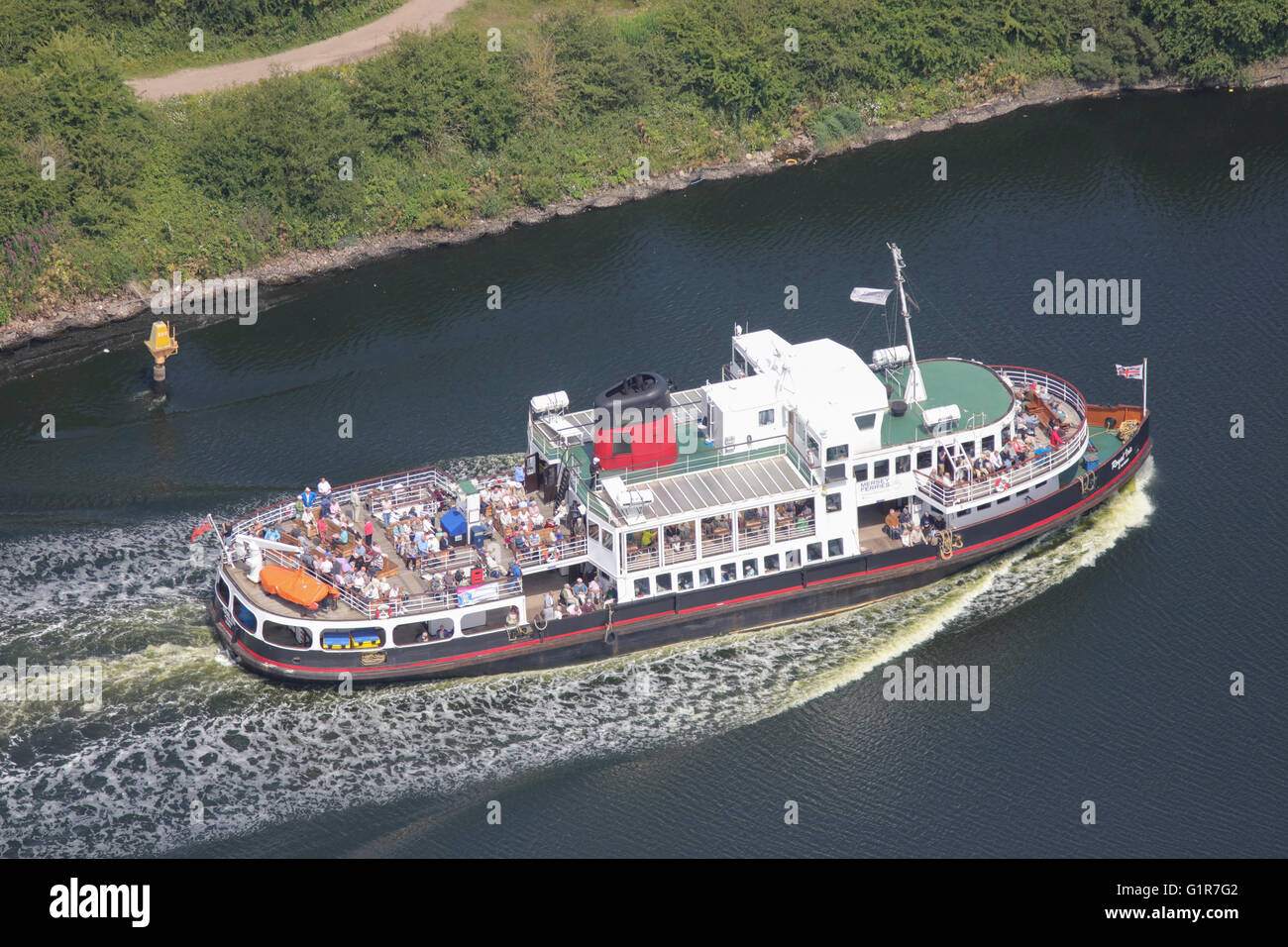 Una veduta aerea di una imbarcazione da diporto la crociera lungo il Manchester Ship Canal Foto Stock