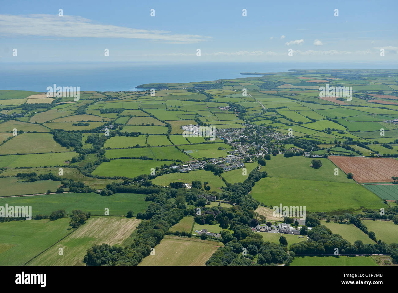 Una veduta aerea del Pembrokeshire village di Lamphey e la campagna circostante Foto Stock