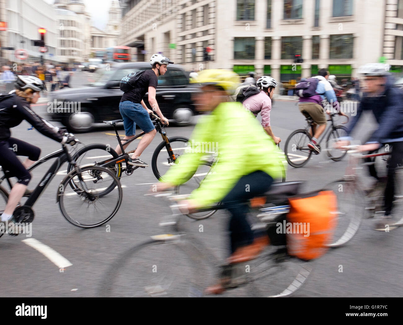 I ciclisti sul ciclo di nord-sud superstrada impresa la sera i pendolari dal centro della città di Londra al ciclo home. Foto Stock