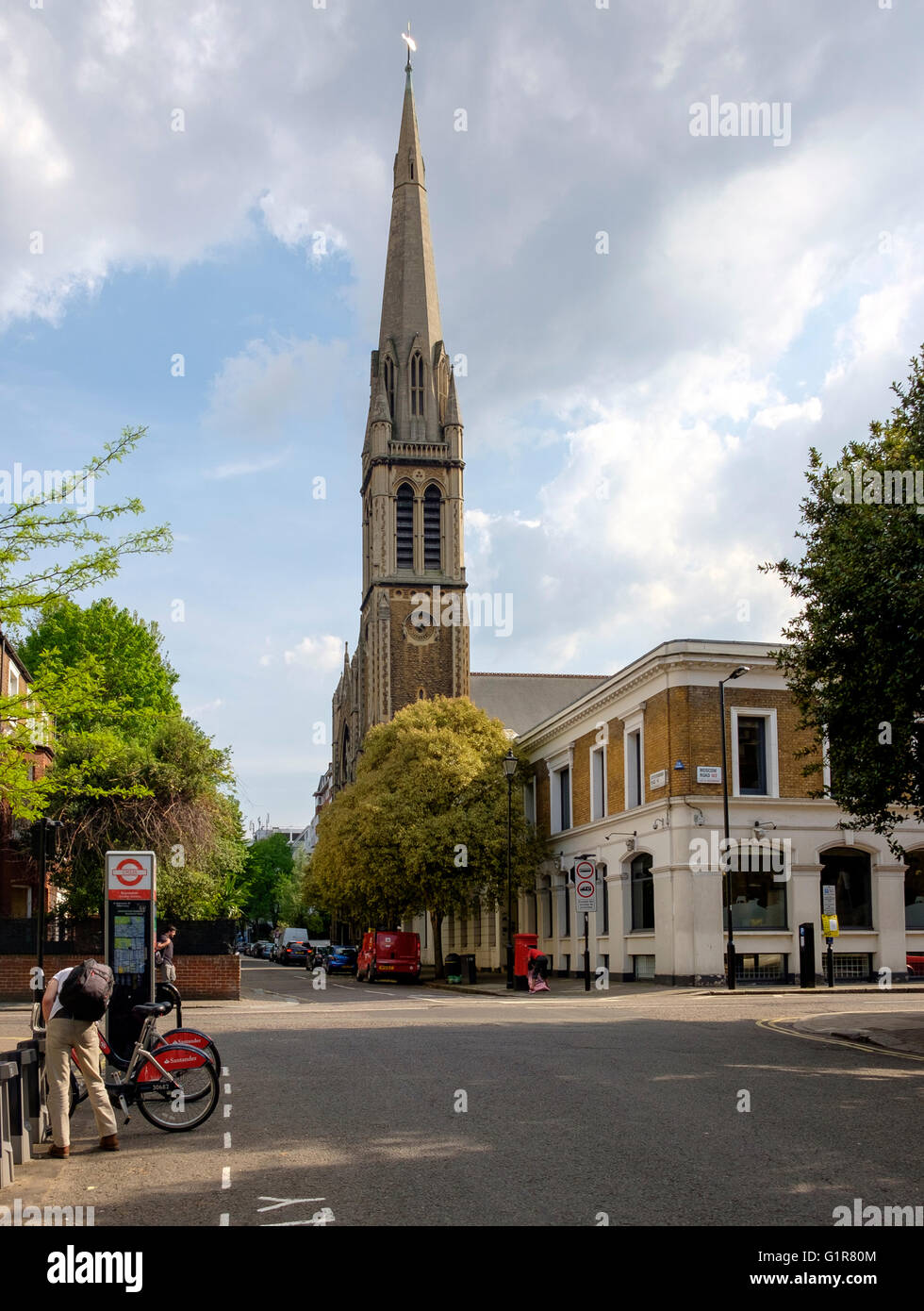 Guardando verso St Matthews chiesa di St Augustine luogo da Ilchester Gardens, Bayswater Foto Stock