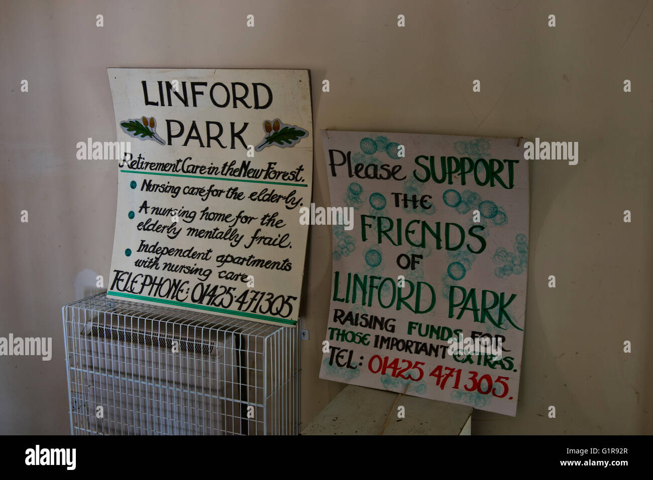 Il Fund raising posters rimangono ancora a Linford Park casa di cura, Hampshire, Regno Unito Foto Stock