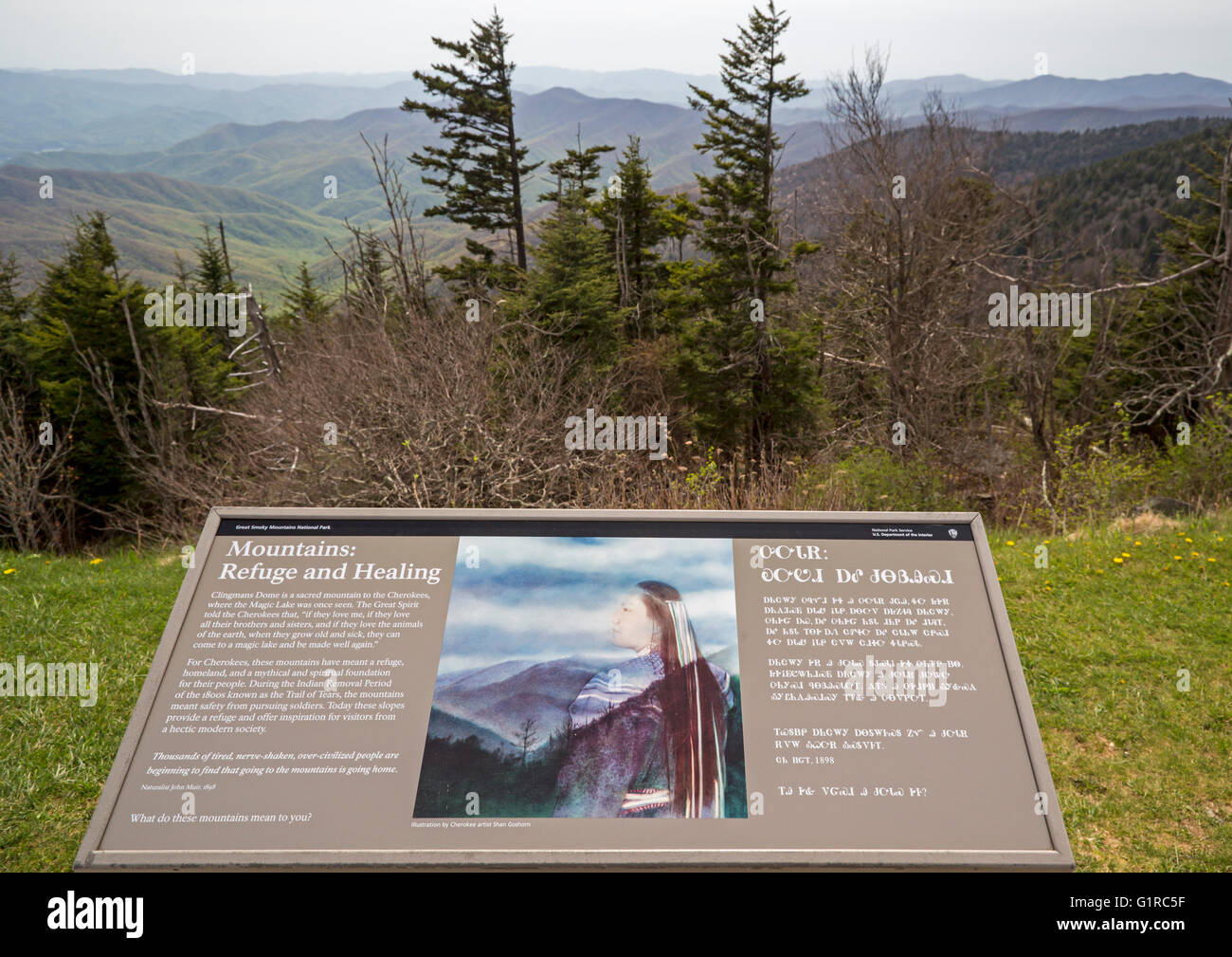 Parco Nazionale di Great Smoky Mountains, North Carolina - un servizio di parcheggio segno interpretative in inglese e Cherokee a Clingmans Dome Foto Stock