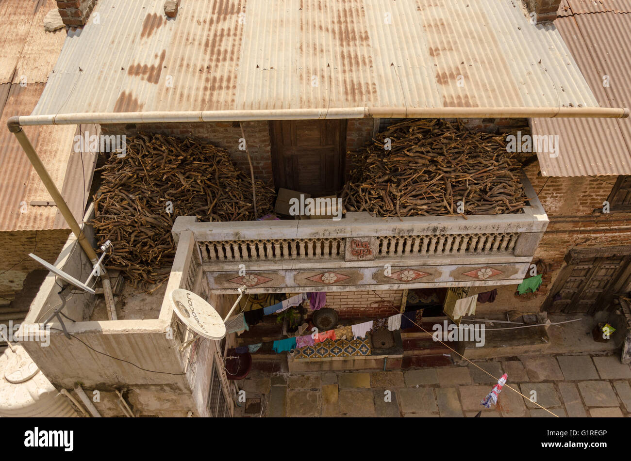 Vista Aeriel tipica di un vecchio coperto di stagno casa di villaggio con  legna da ardere impilati in balcone e stendibiancheria su una stringa in  ingresso Foto stock - Alamy