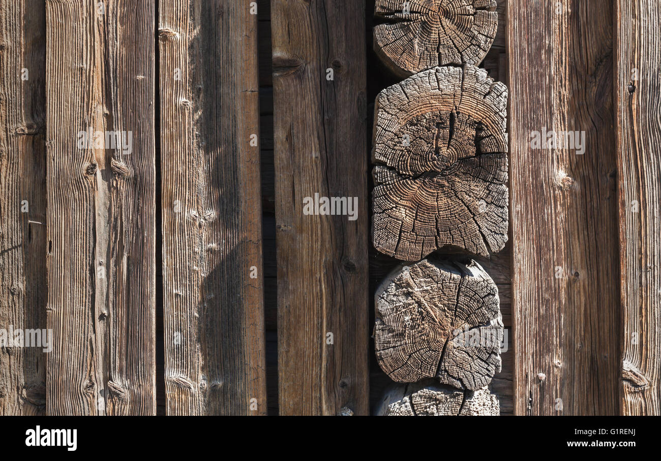 Legno vecchio muro fatto di registri di marrone, rurale architettura russa sullo sfondo Foto Stock