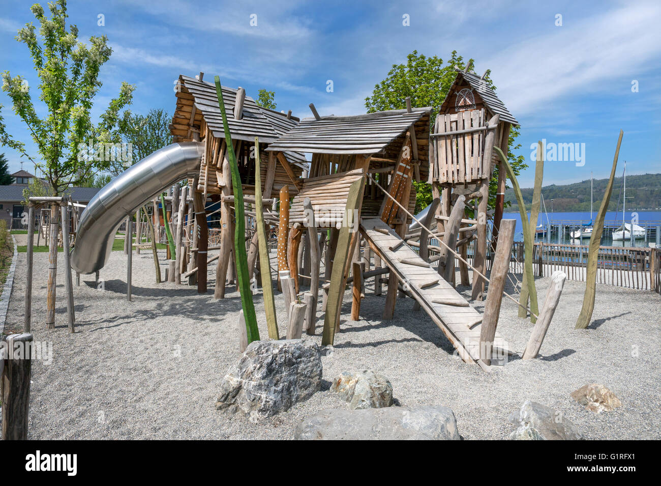 Parco giochi presso un lago Foto Stock