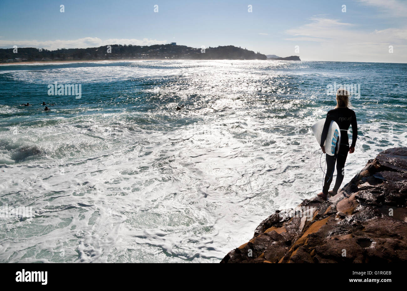 Australia, Nuovo Galles del Sud, Central Coast, Avoca Beach surfer Foto Stock