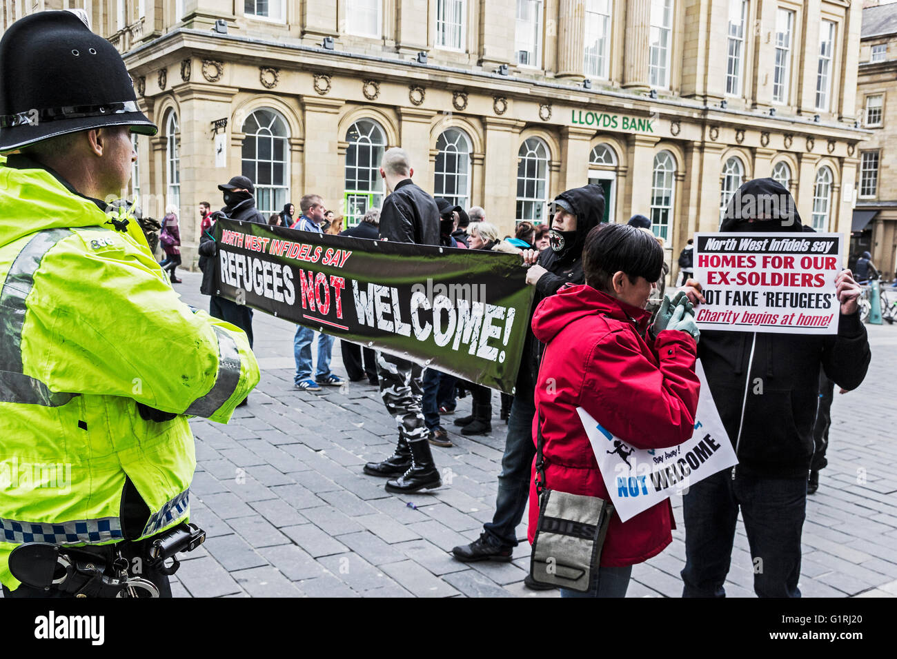 20 febbraio 2016 anti immigrazione fase i gruppi di un contatore di dimostrazione a quello organizzato a sostegno dei rifugiati, Newcastle, Regno Unito Foto Stock