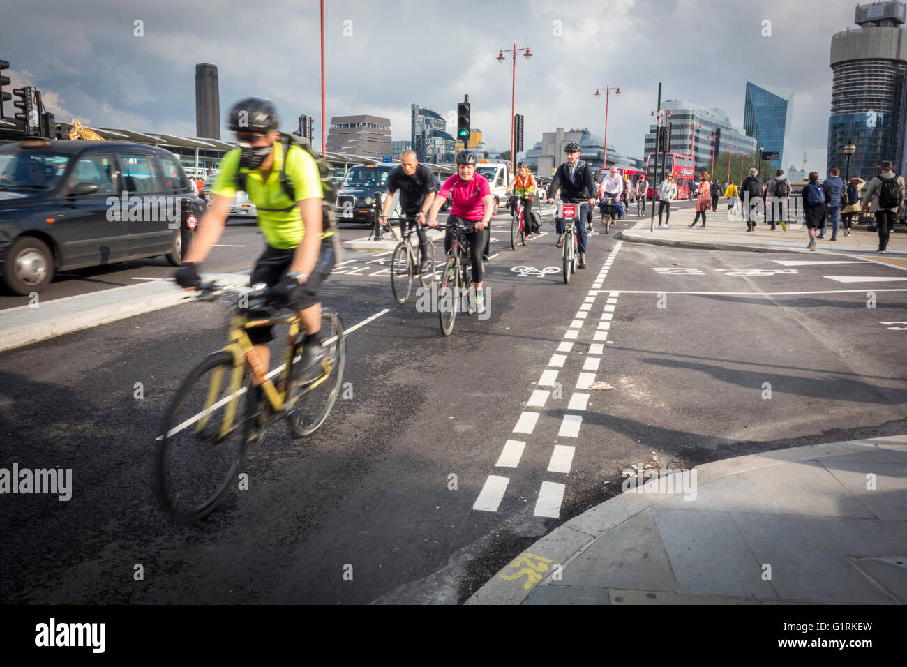 Ciclo di nord-sud superstrada su Blackfriars Bridge di Londra, Regno Unito Foto Stock