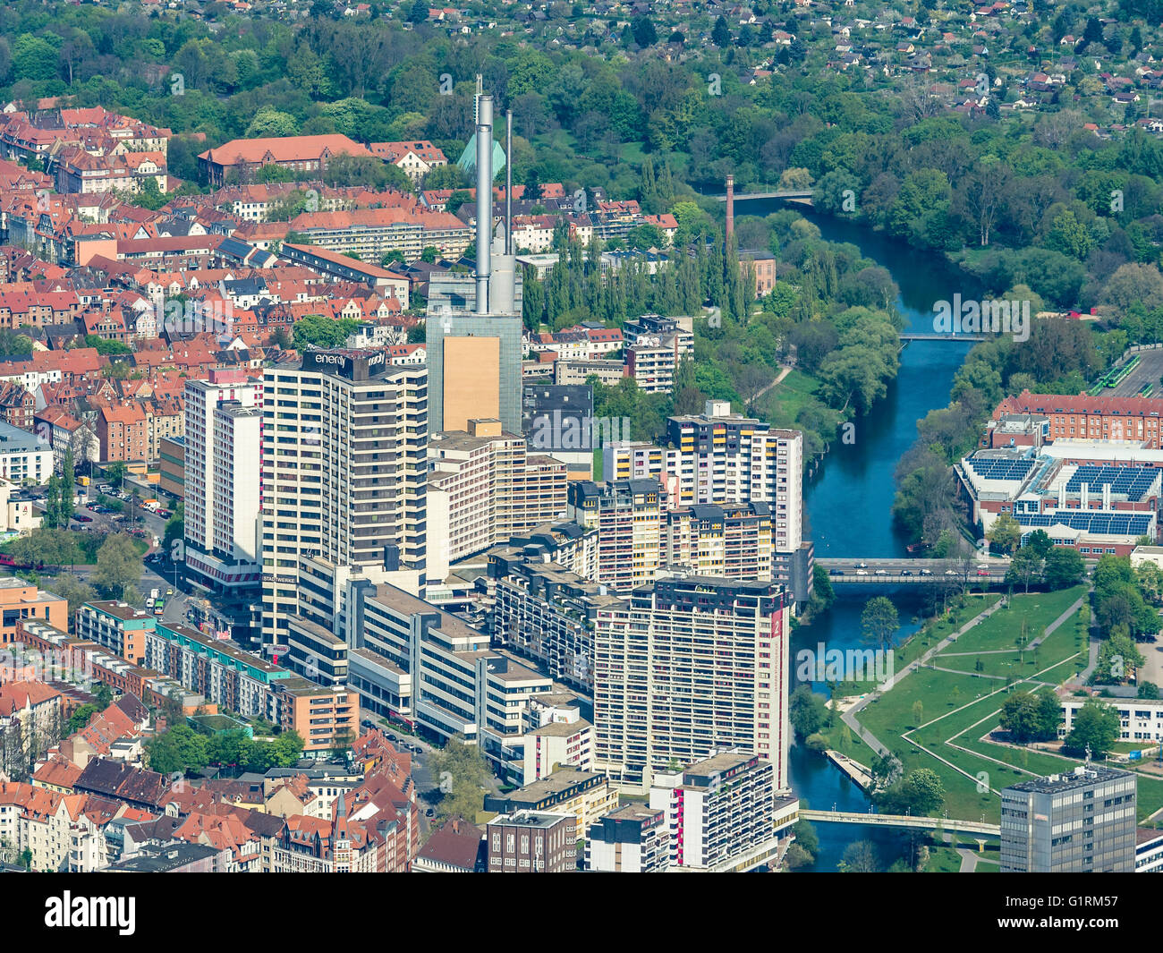 Alloggiamento sono centro Ihme, grattacieli, impianto di riscaldamento Linden, tre unità di potenza, camini, gas naturale Power Plant, Hannover, germe Foto Stock