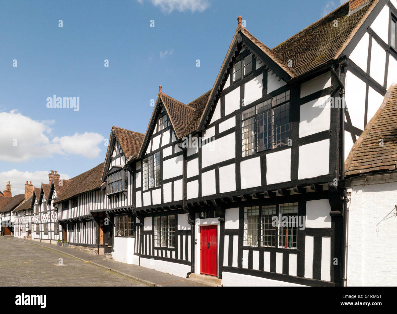 Tudor graticcio in bianco e nero case medievali, Mill Street, Warwick, Warwickshire, Regno Unito Foto Stock