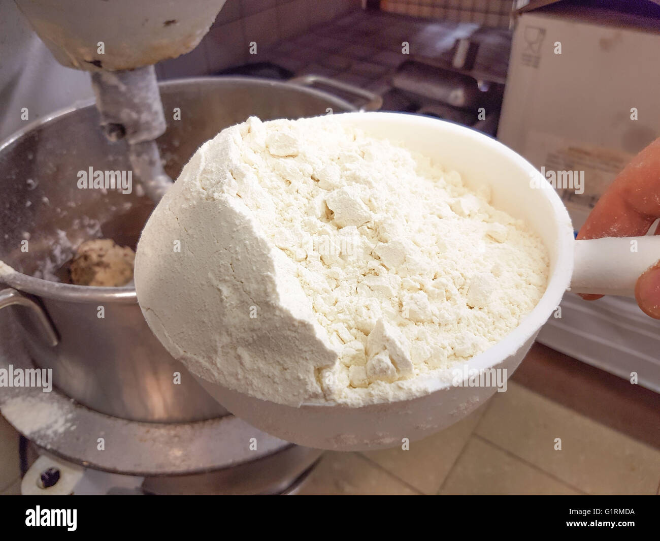 Produrre un impasto in corrispondenza di un panificio, una paletta piena di bianco di farina di farro Foto Stock