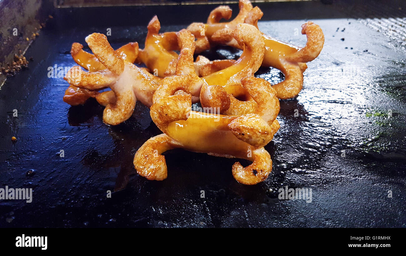 La frittura di ridere wieners, presso un ristorante cucina Foto Stock