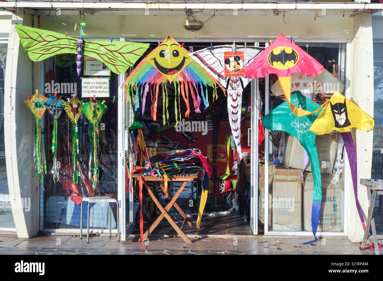 , BATAM INDONESIA - FEBRUARI 5, 2015: Kite shop a Ocarina spiaggia di Batam, Indonesia. Foto Stock
