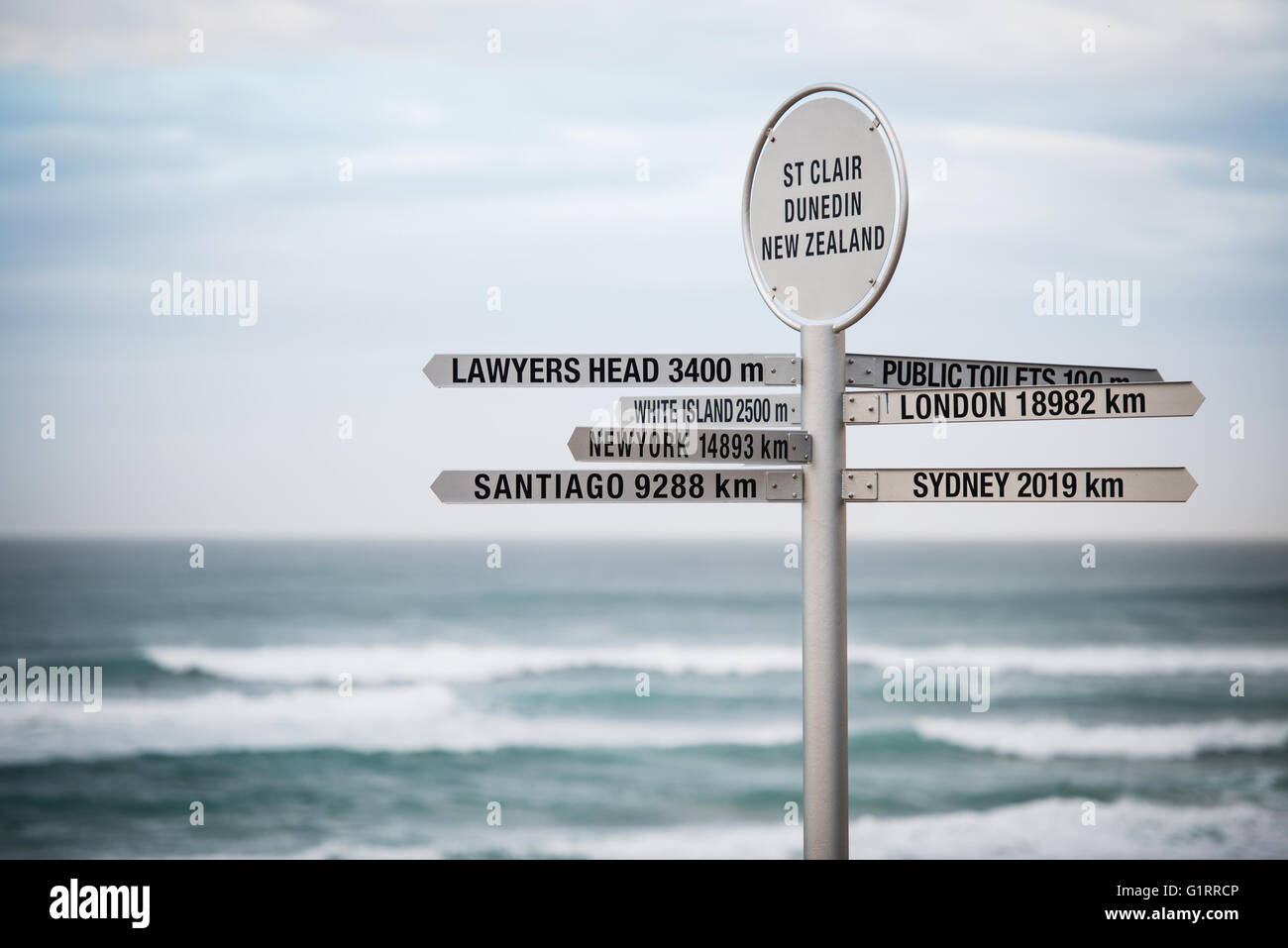 Segno con distanze da St. Clair Beach, Dunedin, Nuova Zelanda Foto Stock