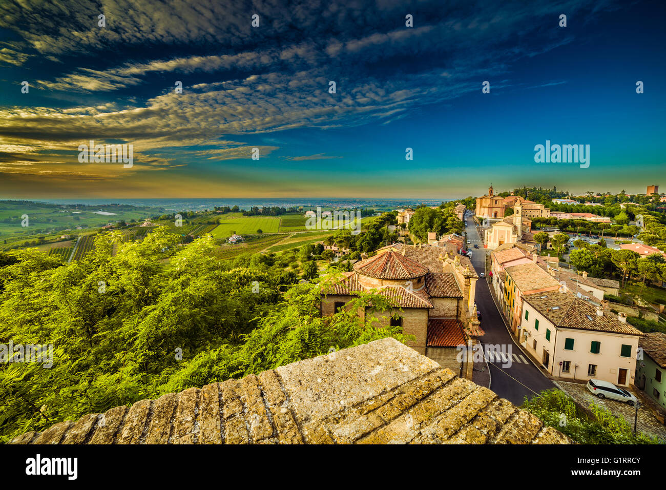 Tetti di edifici e di un villaggio medievale in Italia Foto Stock