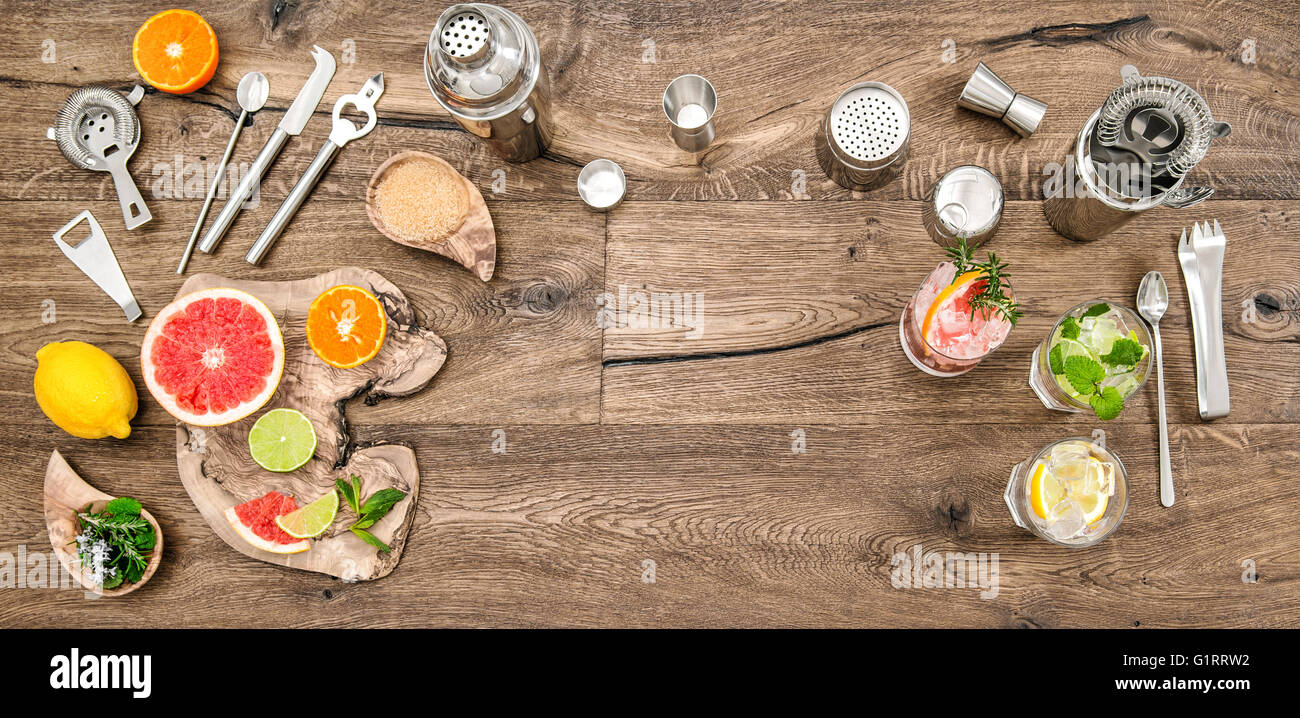 Bevande alcoliche e non alcoliche con ghiaccio. Cocktail bar rendendo gli strumenti, shaker, bicchieri. Appartamento lay.vista superiore Foto Stock