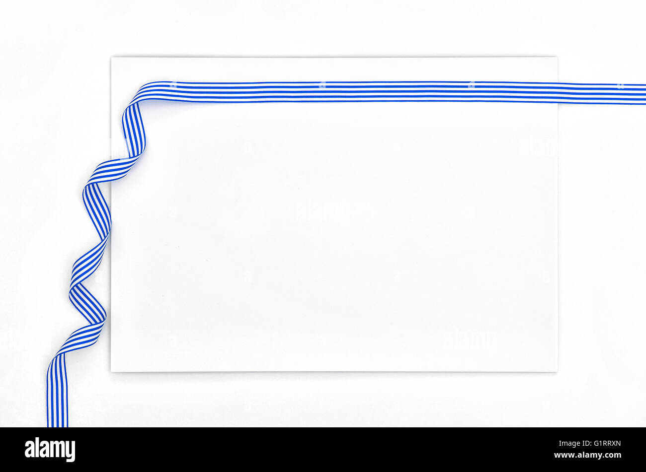 Sketchbook per la pittura, la scrittura, scritte e schizzi. Nota prenota mock up per illustrazione con pennelli. Lay piatto Foto Stock