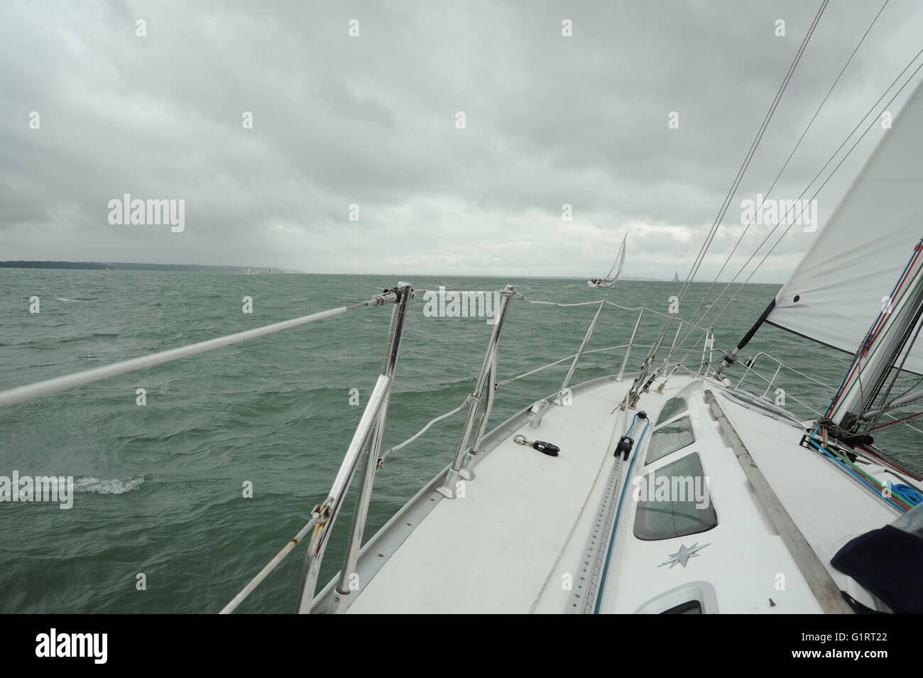 A bordo di una barca a vela in mare Foto Stock