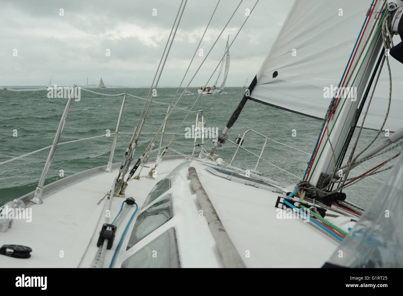 A bordo di una barca a vela in mare Foto Stock