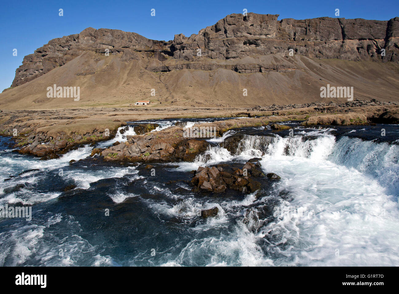 Paesaggio di montagna con il fiume Fossalar vicino Kirkjubaejarklaustur, Regione meridionale Islanda Foto Stock