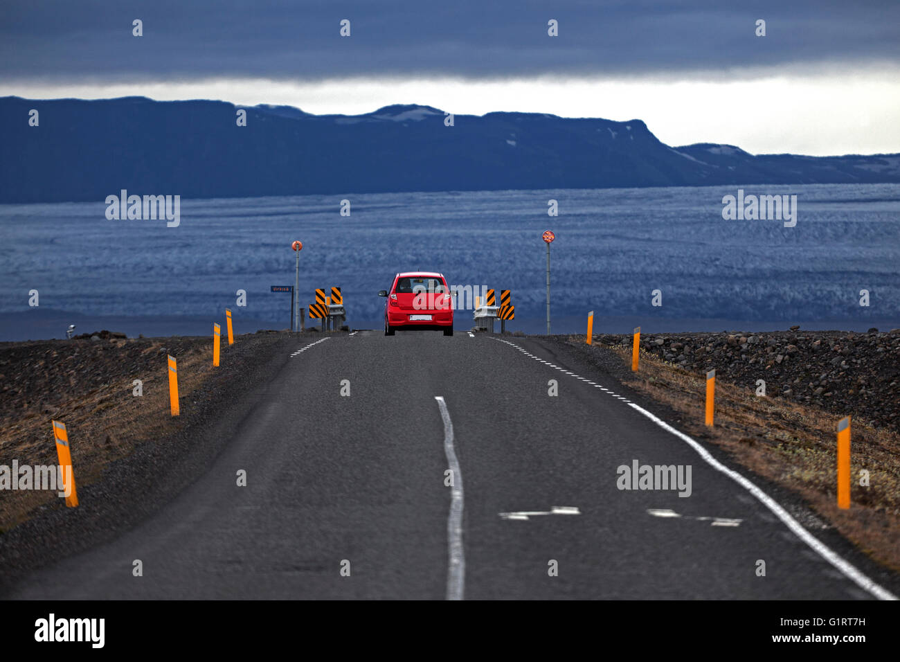 Red guida auto sulla circonvallazione 1, percorso 1, ghiacciaio Skeiðarárjökull in background, Regione meridionale Islanda Foto Stock