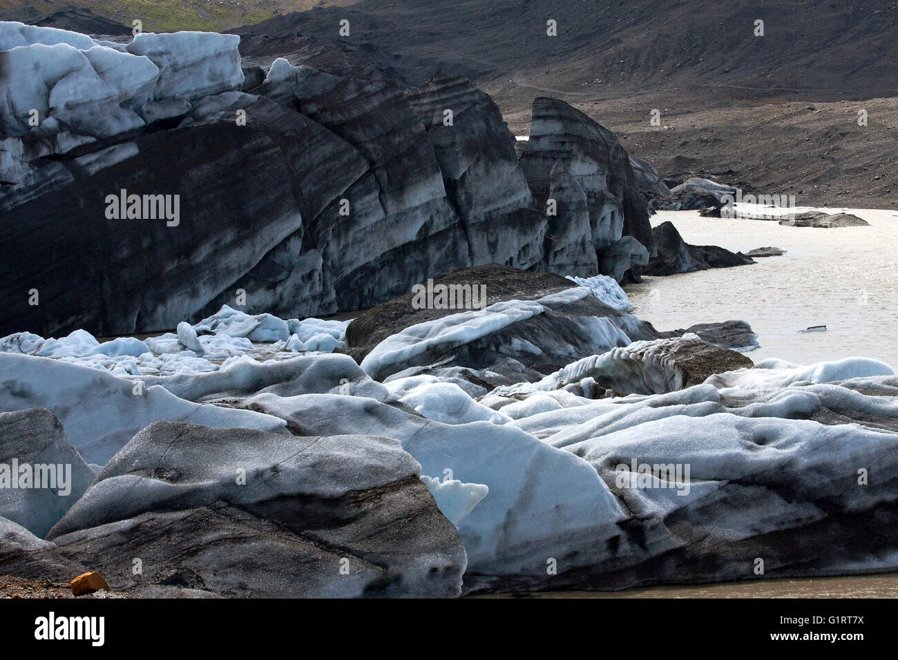 Glacier snout, ghiaccio del ghiacciaio con tracce di ceneri vulcaniche, ghiacciaio Svinafellsjökull in Skaftafell, Regione meridionale Islanda Foto Stock