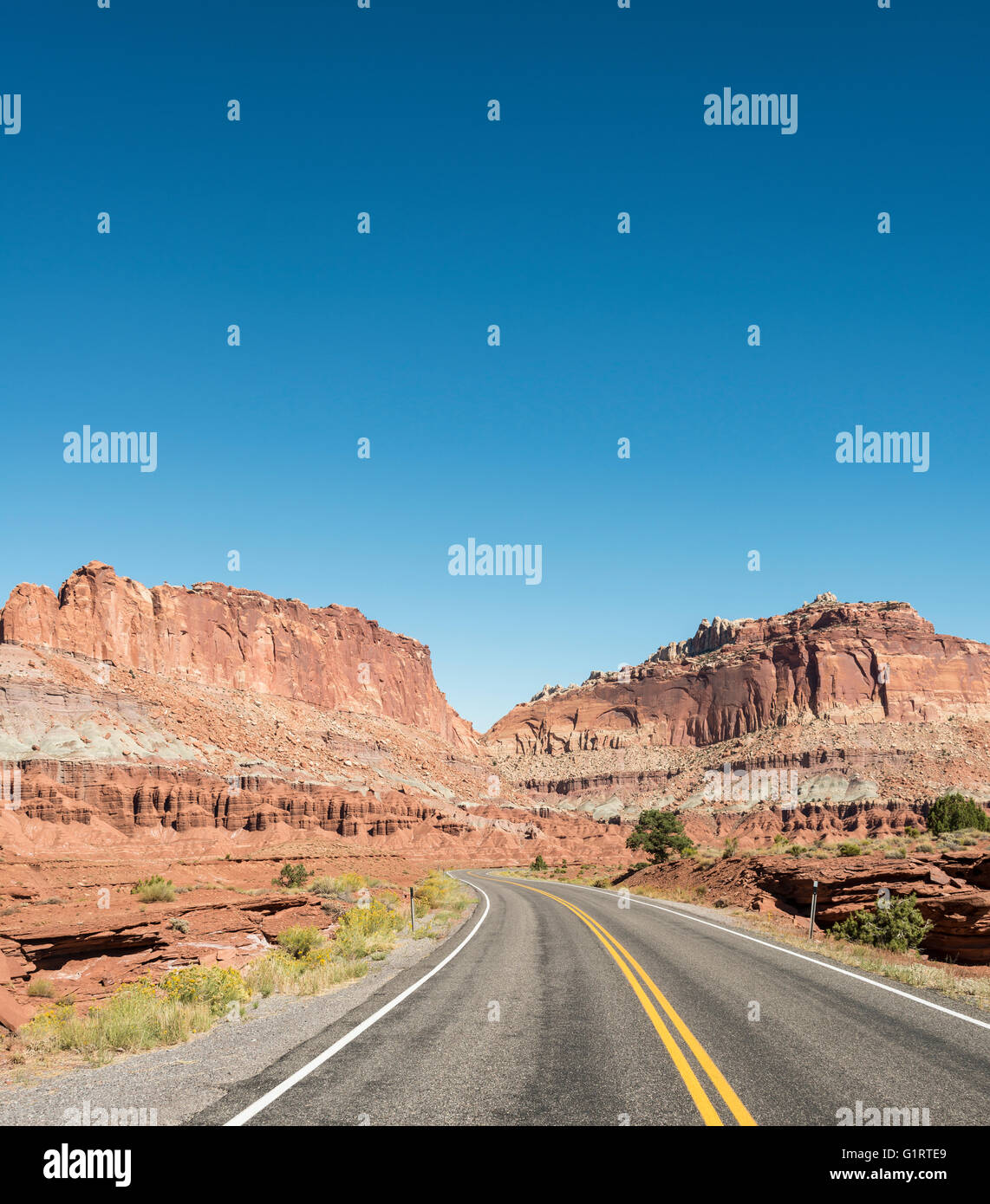 Autostrada 24 attraverso il supporto di deserto di pietra, Capitol Reef National Park nello Utah, Southwest USA Foto Stock