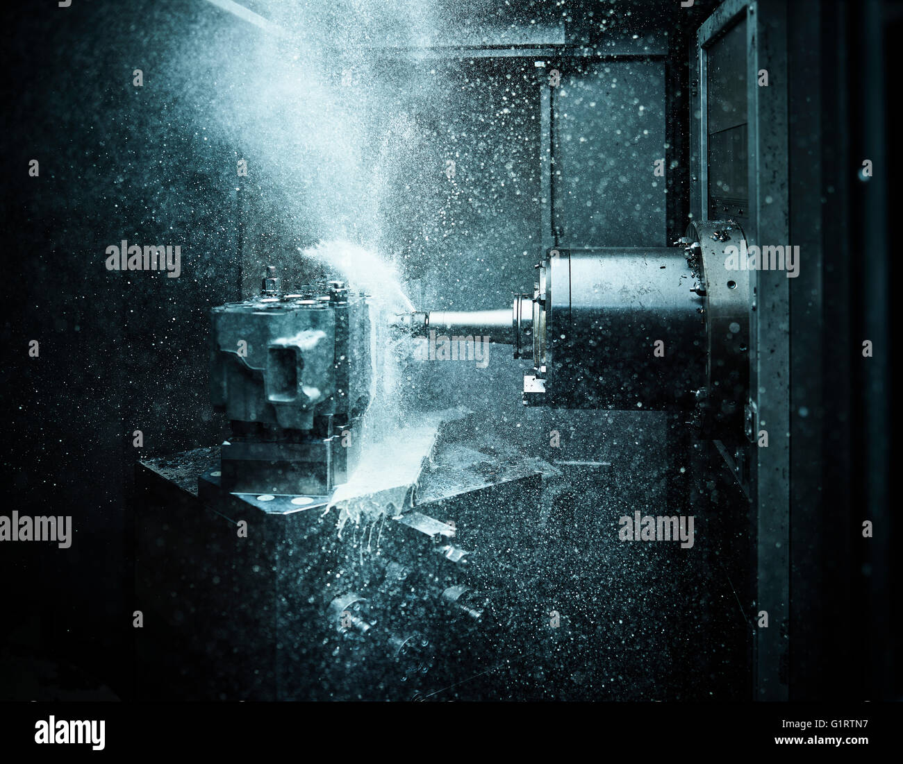 La metallurgia, la macchina CNC, noioso e macchina di fresatura fresatura all'interno di una testa di un cilindro, lubrificato e raffreddato con liquido di raffreddamento Foto Stock