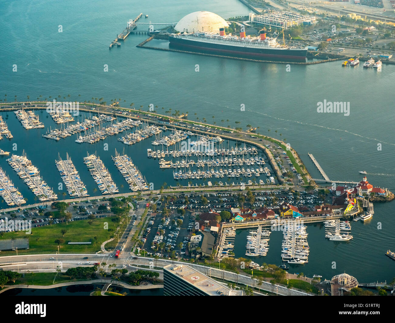Dal porto di Long Beach, dietro la regina Maria Ocean Liner Hotel Queen Mary Hotel, Downtown Long Beach barca marina, Long Beach Foto Stock