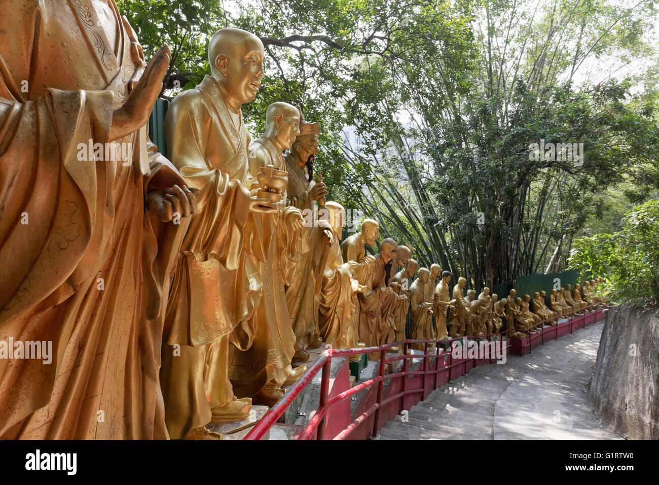 Lifesize, figure dorate di Arhat, buddista Salvia, sulla strada per il Monastero dei Diecimila Buddha, Sha Tin, Nuovi Territori Foto Stock