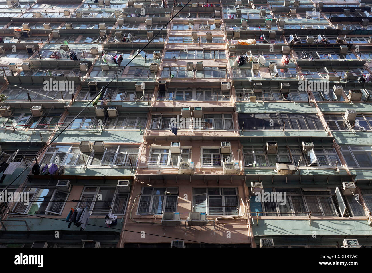 Vecchio appartamento con blocco a buon mercato alloggi in affitto, alloggiamento pubblico, Chun Yeung Street, North Point district, Isola di Hong Kong Foto Stock