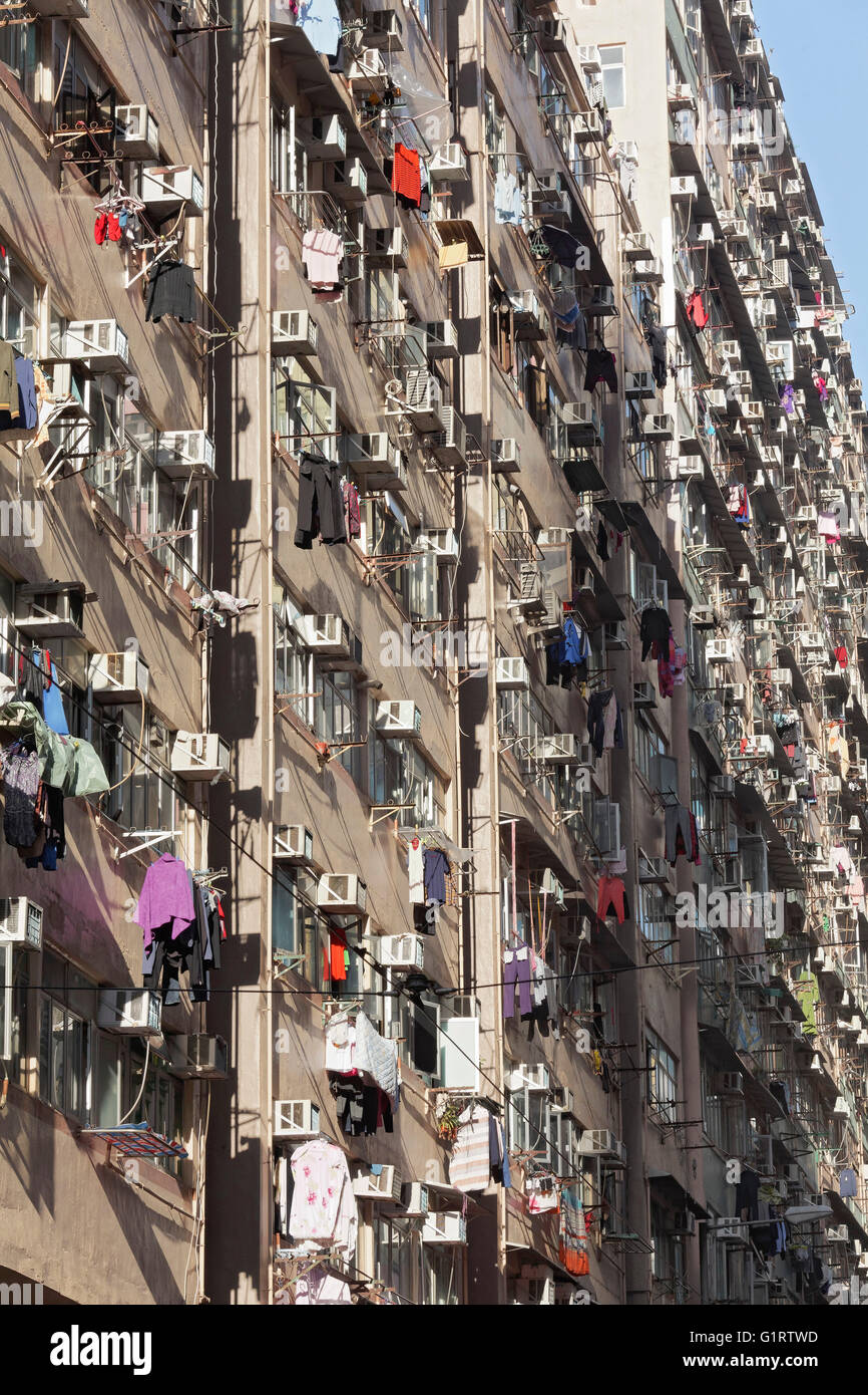 Vecchio appartamento con blocco a buon mercato alloggi in affitto, alloggiamento pubblico, Chun Yeung Street, North Point district, Isola di Hong Kong Foto Stock