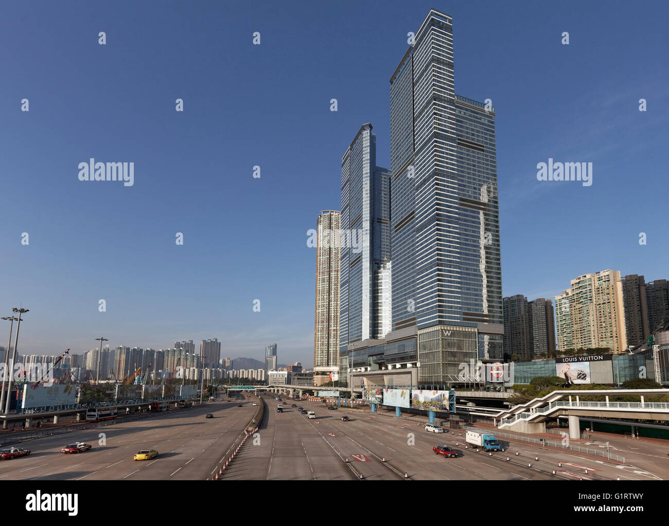 West Kowloon Expressway, 16-lane expressway, alto edificio residenziale Cullinan, Union Square, West Kowloon, Hong Kong Foto Stock