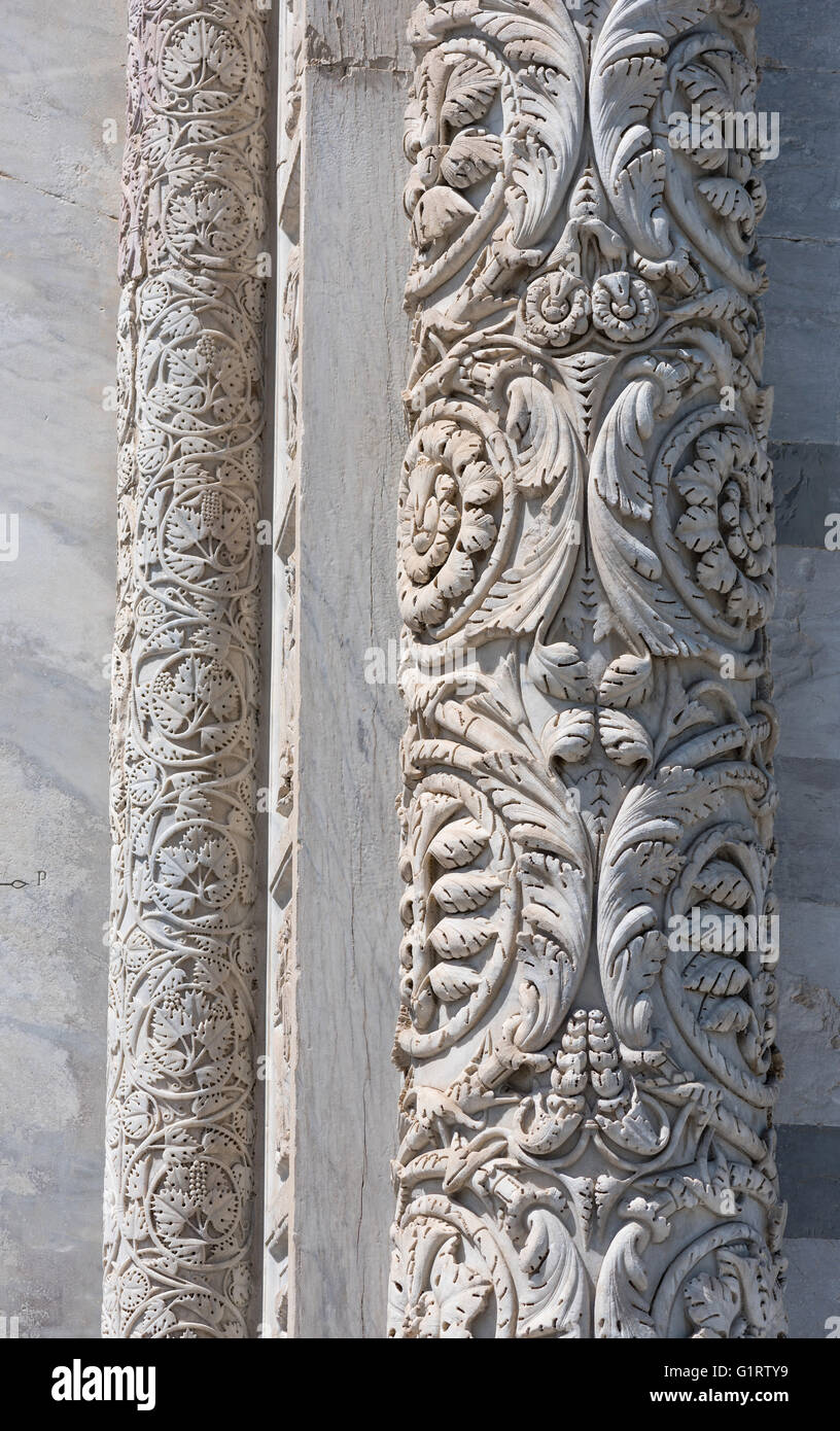Le colonne in marmo presso il portale principale con motivi floreali, il Battistero di San Giovanni, il Battistero di San Giovanni, Piazza dei Miracoli Foto Stock